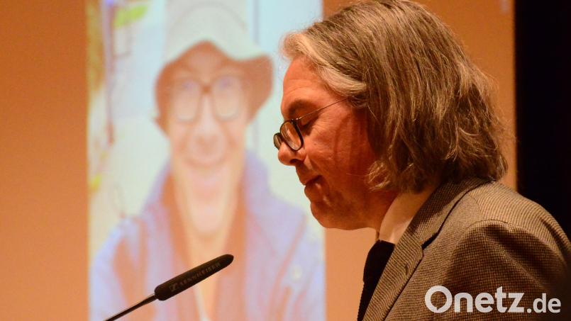 Steffen Kopetzky las aus seinem neuen Werk vor. Im Hintergrund war ein Foto von ihm als Wanderer zu sehen. Bild: Kunz