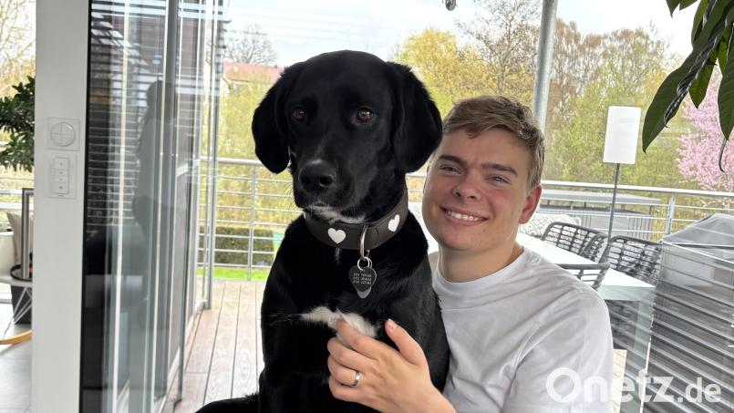 Ein Herz und eine Seele: Tim Luca Bukenberger und der zweijährige Labrador Lotte, einer der beiden Familienhunde. Der querschnittsgelähmte Tim Luca Bukenberger genießt es, nach einer monatelangen Reha wieder daheim zu sein – und freut sich auf die nächste Reha ab Mai in England. Bild: san