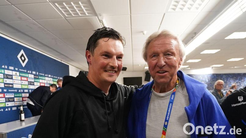 HSV-Coach Merlin Polzin (l) will für Hamburgs Ikone Horst Hrubesch singen. (Archivbild) Bild: Marcus Brandt/dpa