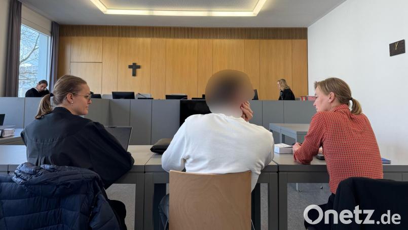 Der angeklagte Niederländer am 19. Verhandlungstag im Champagner-Prozess mit seiner Anwältin Sarah Stolle (links) und seiner Dolmetscherin (rechts). Bild: Stefanie Tretter