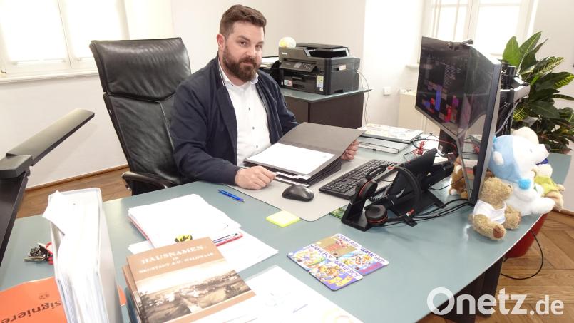 Der abgewählte Neustädter Bürgermeister Sebastian Giering (SPD) sitzt an seinem Schreibtisch im Rathaus Neustadt/WN. Wie seine persönliche Zukunft ab Mai aussieht, ist noch unklar. Bild: ui