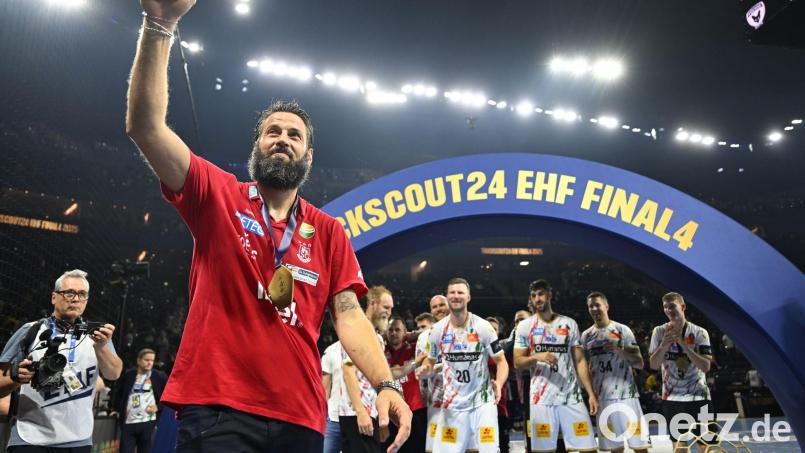 Trainer Bennet Wiegert und das Team des SC Magdeburg gewannen im vergangenen Jahr die Champions League. (Archivbild) Bild: Marius Becker/dpa