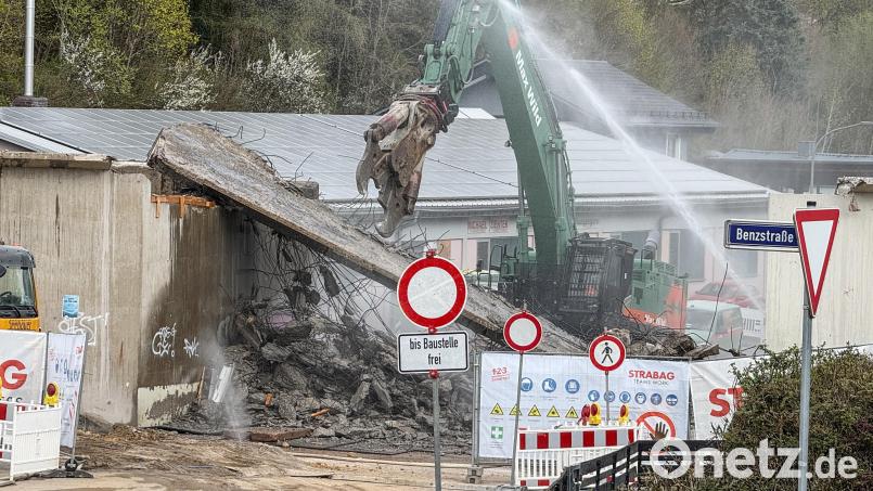 Um zu starke Staubentwicklung zu verhindern, wurde die Baustelle bei den Abrissarbeiten mit Wasser besprüht. Bild: Petra Hartl