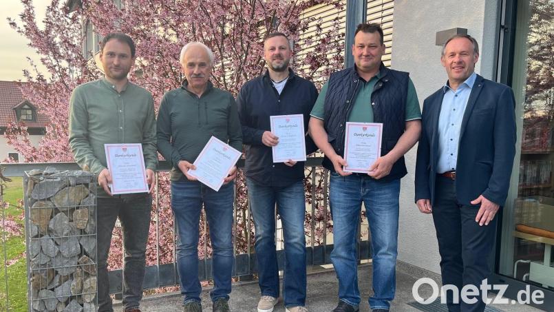 Bürgermeister Josef Pretzl (rechts) verabschiedete die ausscheidenden Gemeinderäte (von links) Sebastian Schwandner, Johann Zeus, Thomas Schmidhuber und Alexander Frenzel mit Dankurkunde und Präsent. Bild: Anton Brand/VG Oberviechtach