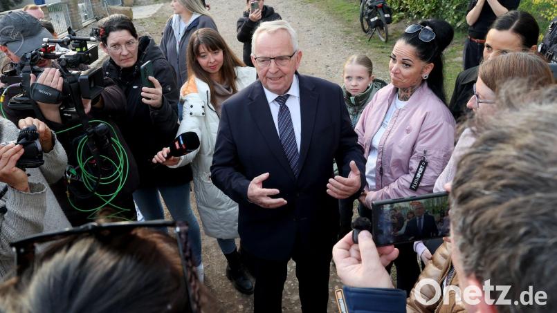 Mecklenburg-Vorpommerns Umweltminister Till Backhaus (SPD) gibt dem Wal jetzt eine Chance. Wochenlang war er anderer Meinung. Bild: Bernd Wüstneck/dpa