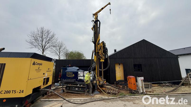 Das schwarz verkleidete Wohnhaus im Baugebiet Freudenberg-West wird mit Geothermie geheizt. Hier gräbt der Bohrer gerade eines der 80 Meter tiefen Löcher. Bild: gri