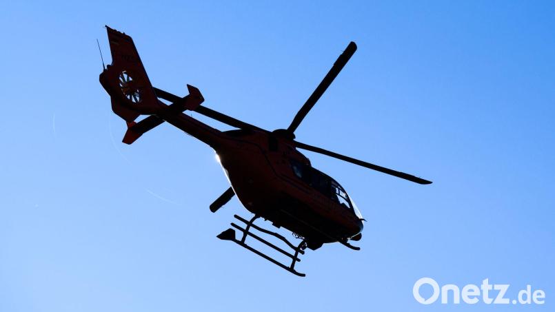 Mit einem Rettungshubschrauber wurde die Frau in eine Fachklinik für Handchirurgie gebracht. (Symbolbild) Bild: Julian Stratenschulte/dpa