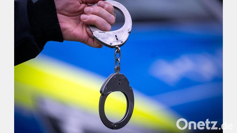 Der 23-Jährige soll einem Ermittlungsrichter vorgeführt werden. (Symbolbild) Bild: Soeren Stache/dpa