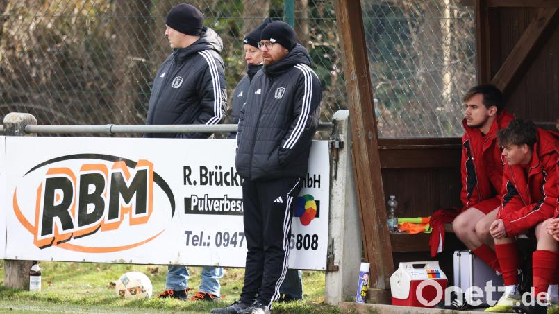 Trainer Andreas Freiberger (Mitte) und der SC Kirchenthumbach haben in der Winterpause gut gearbeitet: Im Abstiegskampf ist der SCK derzeit die formstärkste Mannschaft. Bild: Dieter Jäschke