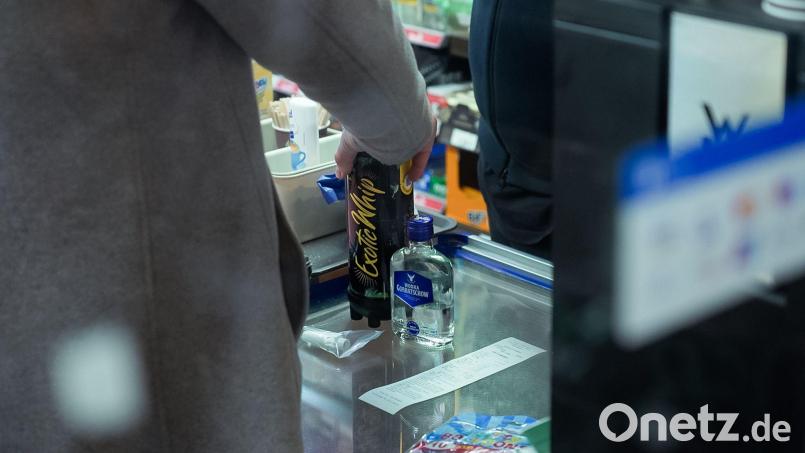 Die Polizei hat in mehreren Kiosk-Filialen verbotene Mengen an Lachgas gefunden. (Symbolbild) Bild: Jonas Walzberg/dpa