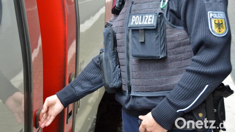 Ein 28-jähriger Mann belästigte im Regionalexpress zwei Frauen und schlug einen Mann. Die Bundespolizei konnte ihn bei der Ankunft am Bahnhof in Landshut vorläufig festnehmen. Symbolbild: Bundespolizei