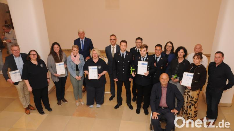 Die Preisträger des Inklusionspreises mit dem Vorsitzenden des Bündnisses, Georg Dietrich (vorne rechts), Ambergs Oberbürgermeister Michael Cerny (links) und stellvertretendem Landrat Michael Rischke (Fünfter von links). Bild: Joachim Gebhardt