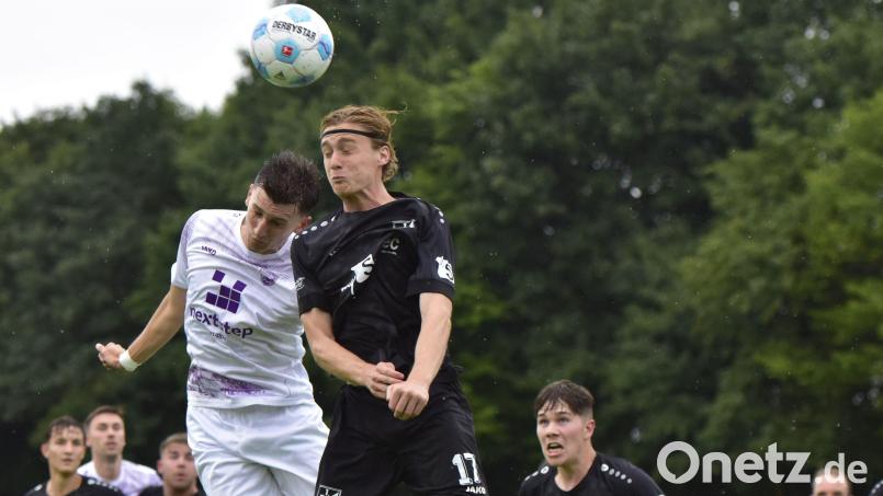Der 1. FC Schwarzenfeld (schwarze Trikots) muss am Sonntag beim Tabellenführer in Wenzenbach ran. Archivbild: mhs