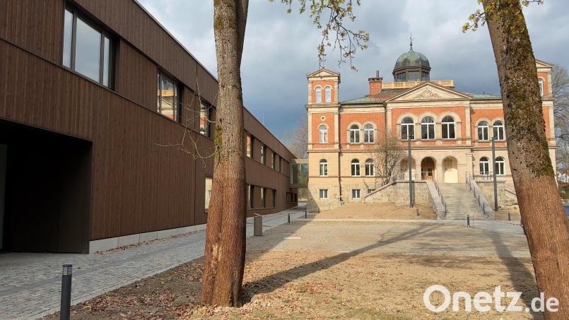 Einst Fabrikanten-Wohnhaus, heute Behördensitz: Die sanierte Stützelvilla und der angeschlossene neue Bürotrakt sind nun Außenstelle "Digitale Landkarten Bayern" des Landesamtes für Digitalisierung. Breitband und Vermessung (LDBV). Bild: Gabi Schönberger