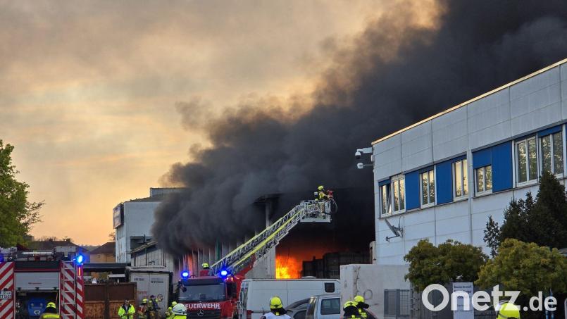 Eine große Rauchwolke zeigte sich am Abend über Regensburg. Bild: Moller-Schuh/Vifogra GmbH/dpa