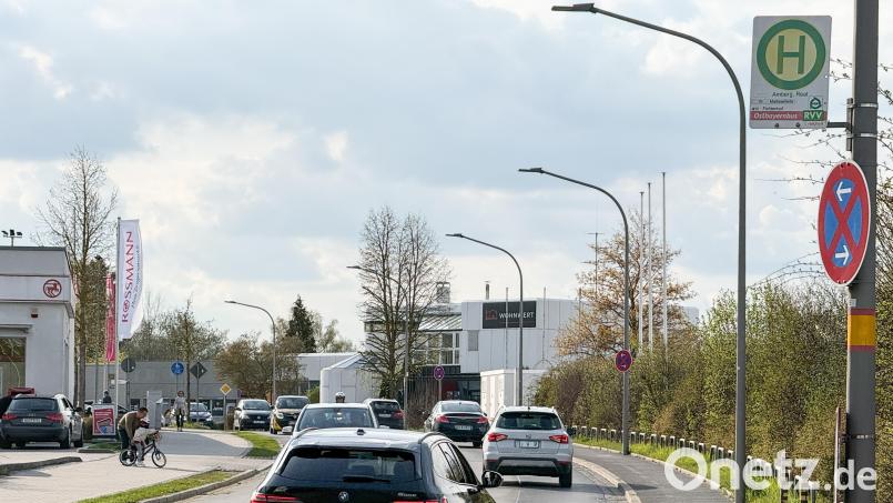 Die Fuggerstraße in Amberg. Auf der rechten Fahrbahnseite stadtauswärts existiert nur ein schmaler Fußweg mit einem provisorischen Bushalt. Das soll sich jetzt ändern. Bild: Petra Hartl