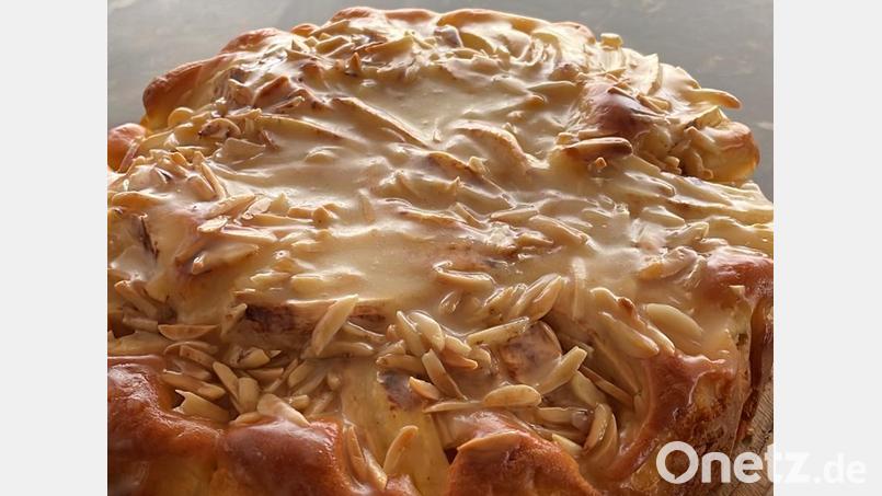 Die Joghurt-Vanille-Glasur macht den Apfelkuchen von Aysel Özdemir besonders saftig. Bild: Aysel Özdemir