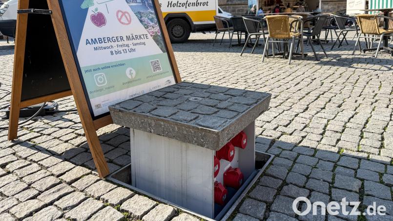 Mit so genannten Senkelektranten wird die Stromversorgung am Bauernmarkt in Amberg gewährleistet. Bild: Petra Hartl