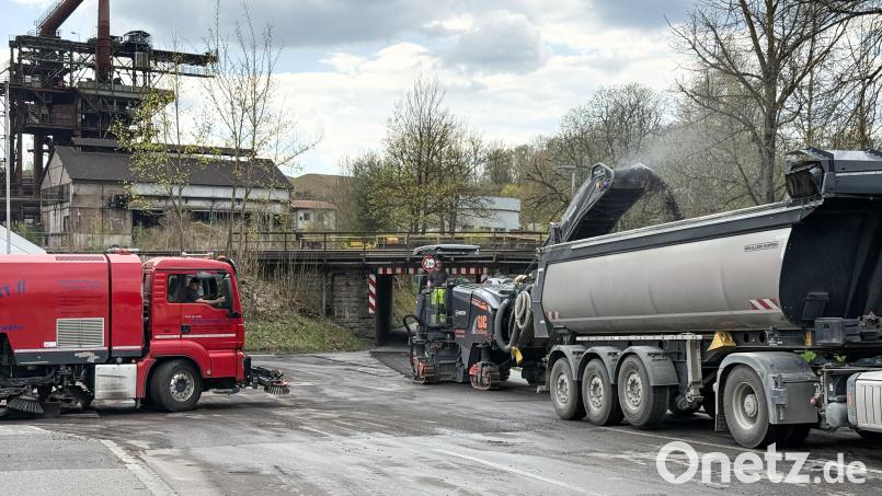 Am Donnerstag war die Baukolonne auf Höhe der Gärtnerei Pürzer unterwegs: Der Abschnitt zwischen Rosenbachstraße und Frommstraße Richtung Wertstoffhof wird saniert. Es finden Fräs- und Asphaltierungsarbeiten statt. Bild: Petra Hartl