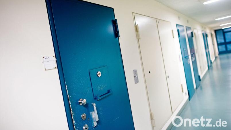 Der verurteilte Serienmörder Niels Högel sitzt seit dem Jahr 2009 im Gefängnis und wird dort viele weitere Jahre verbringen. (Symbolbild) Bild: Hauke-Christian Dittrich/dpa