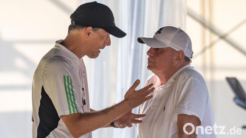 Uli Hoeneß (r) teilt weiter gegen Bayerns Ex-Trainer Thomas Tuchel aus. (Archivbild) Bild: David Inderlied/dpa