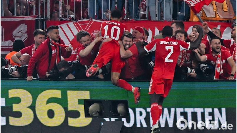 Nach dem letzten Bayern-Tor gegen Real springen einige Münchner Fans und Bayern-Profi Jamal Musiala im Jubel den anwesenden Fotografen in den Rücken. Bild: Sven Hoppe/dpa