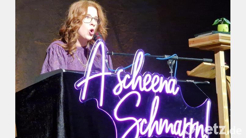 Abwechselnd mit Gitarre und Keyboard präsentiert die Niederbayerin ihr Programm "A scheena Schmarrn" und begeistert ihr Publikum in Schwarzenfeld bei den dortigen Kulturtagen. Bild: mab