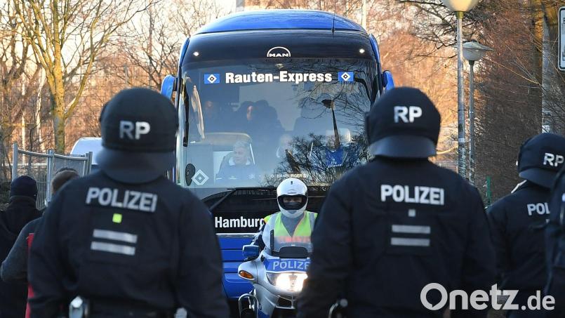 Die Polizei beim Nordderby Bild: Carmen Jaspersen/dpa