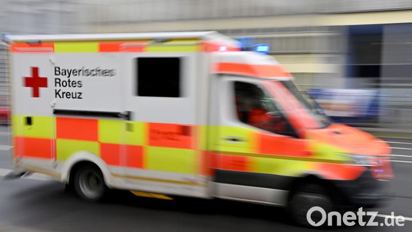 Sanitäter bringen den schwer verletzten Rollerfahrer in eine Klinik. (Symbolbild) Bild: Peter Kneffel/dpa