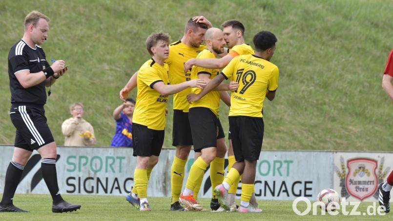 Sicherer Elfmeterschütze: Die Spieler des FC Amberg feiern Friedrich Lieders Treffer zum 2:1 gegen den SV Hahnbach. Bild: Hubert Ziegler