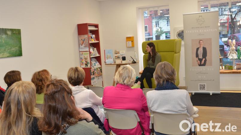 "Bärnauer Schatten" heißt der Titel des mittelalterlichen Krimis von Yvette Eckstein, den sie in der Stadtbibliothek vorstellte. Bild: dob