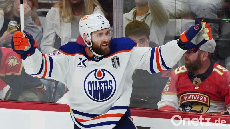 Leon Draisaitl soll noch in der ersten Playoffrunde gegen Anaheim sein Comeback für die Oilers geben (Archivbild). Bild: Nathan Denette/The Canadian Press/dpa