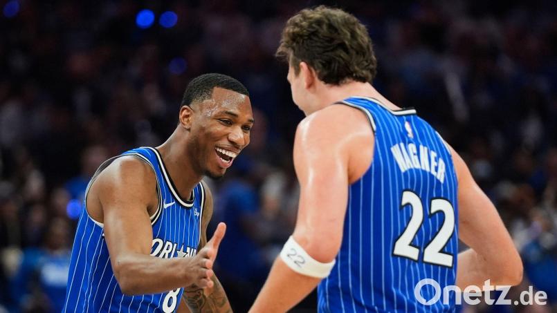 Franz Wagner (r) erzielte für die Orlando Magic als zweitbester Scorer 18 Punkte gegen die Charlotte Hornets. Bild: John Raoux/AP/dpa