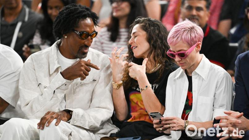 Sue Bird (M) und Megan Rapinoe (r) beenden nach zehn Jahren ihre Beziehung. (Archivbild) Bild: Sven Hoppe/dpa