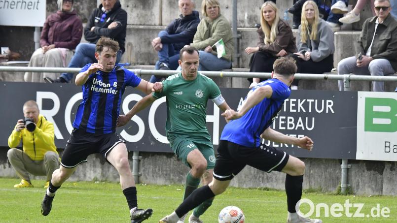 Im Derby gegen die SpVgg SV Weiden gab's für Timo Kohler (Mitte) von der DJK Gebenbach nichts zu holen. Bild: Hubert Ziegler