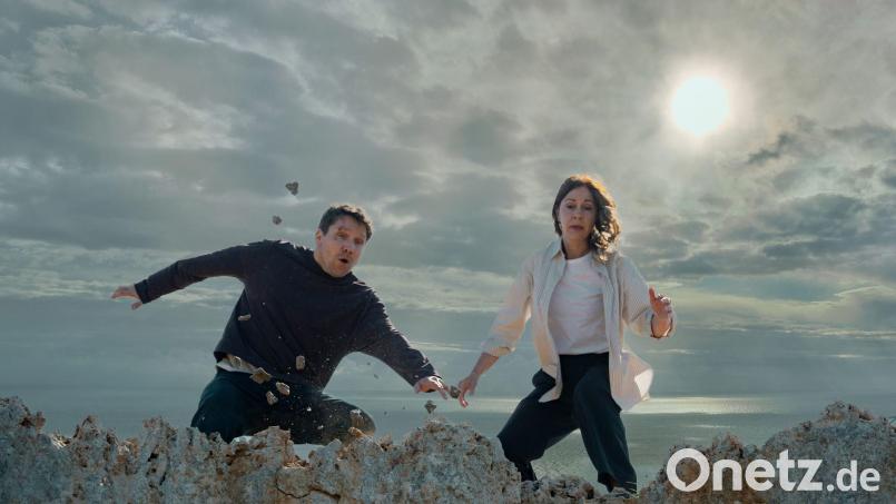 Zielfahnder Lars Röwer (Hanno Koffler, l.) und Hanna Landauer (Ulrike C. Tscharre) sind in einer Szene des Films „Zielfahnder - Kalte Sonne“ auf der Flucht und müssen sich entscheiden, ob sie ins Meer springen. (Handout) Bild: Stephan Lacant/ARD Degeto/dpa