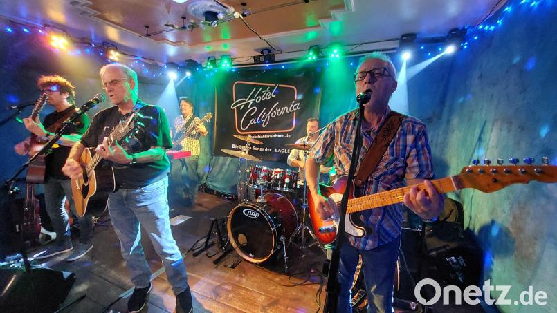 Die "Eagles"-Coverband "Hotel California" aus dem Großraum Regensburg überzeugte im "Kulturbahnhof Parapluie" mit authentischem Sound. Bild: Kunz