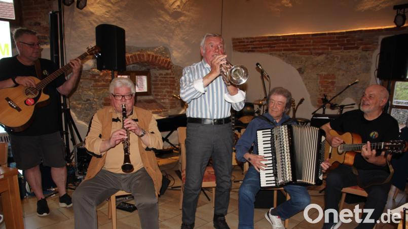 Absoluter Kult ist die Falkenberger Zoiglmuse, die an diesem Abend mit Peter Zettelmann, Ulli Ertl, Wolfgang Üblacker, Hans König und Ulis Sangl (von links) auftrat. Bild: Julia Sommer