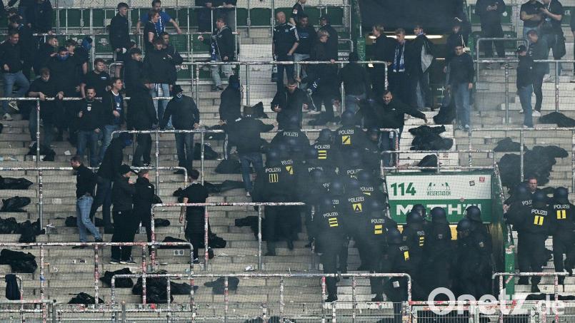 Polizei-Einsatz im Gästeblock nach dem Nordderby zwischen Werder Bremen und dem Hamburger SV. Bild: Carmen Jaspersen/dpa
