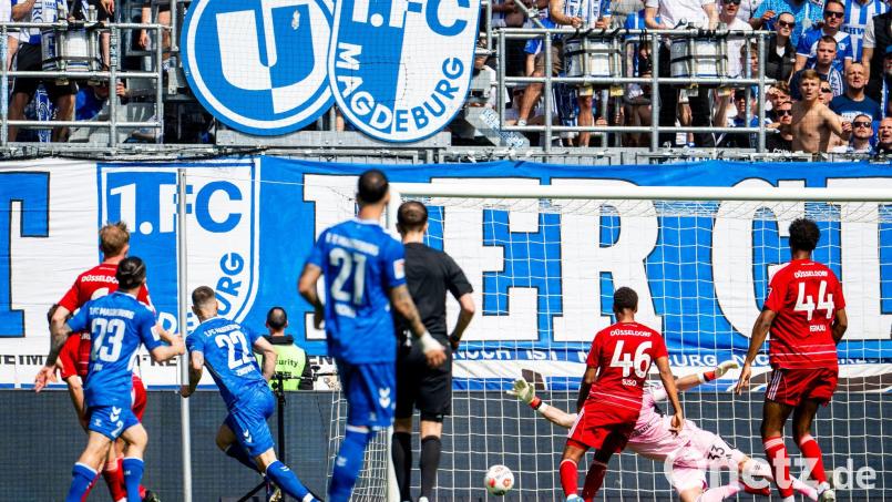 Mateusz Zukowski (3.vl, Nr. 22) erzielte das 2:0 für Magdeburg. Bild: Julius Frick/dpa