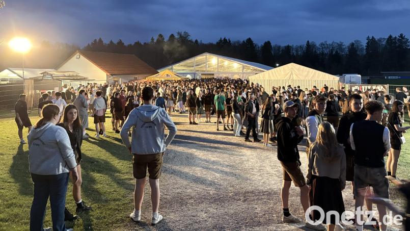 Die Menschenmassen vor dem Festzelt waren Gigantisch. Auch das Festzelt wurde immer voller. Bild: Lukas Büchold