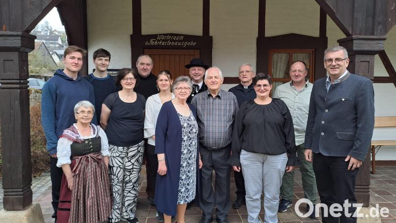 Maria Schmalzbauer (Mitte) feiert im Kreise ihrer Familie und vieler Gratulanten ihren 80. Geburtstag Bild: pop