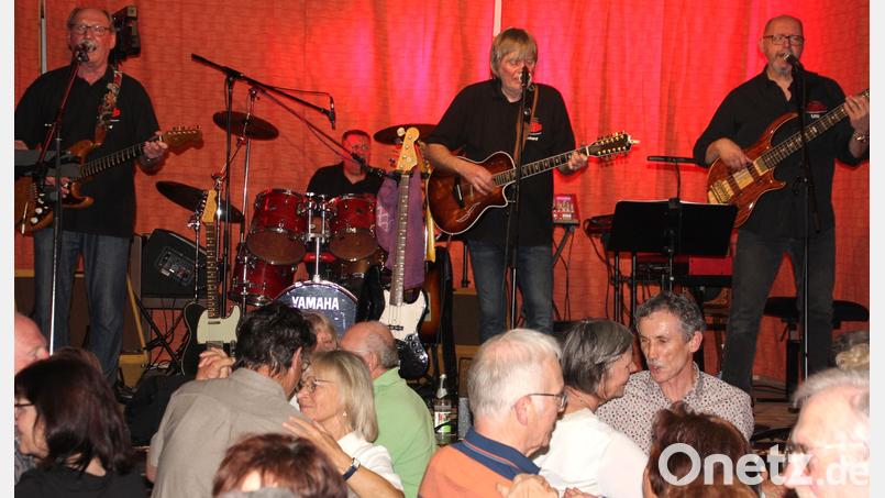 „Die Fellow Rovers“, eine Band, die es in dieser Region so nicht mehr gibt, in Action, Musik mit der nötigen Power wurde zelebriert und dazu wurde eifrig das Tanzbein geschwungen. Dieser Abend machte einfach nur Spaß. Bild: jr