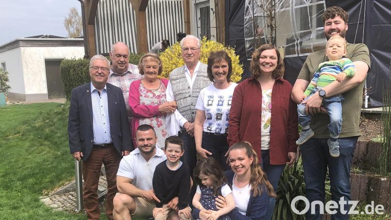 Willi Bötzl (stehend, Vierter von links) feierte am Samstag in Schönhaid seinen 90. Geburtstag. Neben der Familie gratulierte auch der noch amtierende Bürgermeister der Marktgemeinde Wiesau, Toni Dutz (links). Bild: wro