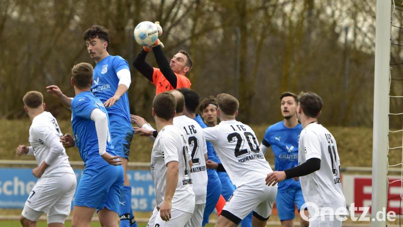 Torwart Stefan Seitz (hinten rotes Trikot/Szene aus einem früheren Spiel) war den Schwarzenfeldern ein starker Rückhalt beim Sieg in Wenzenbach. Bild: Hans Mark