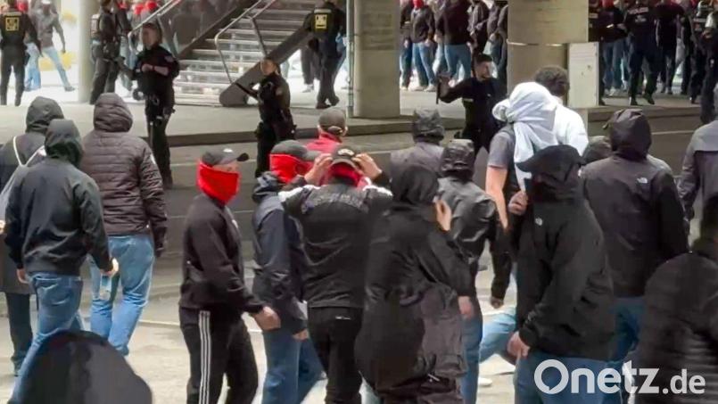 Vor dem Spiel des FC Bayern gegen den VfB Stuttgart kam es zu einer Schlägerei zwischen rivalisierenden Fans. Bild: -/EinsatzReport24/dpa