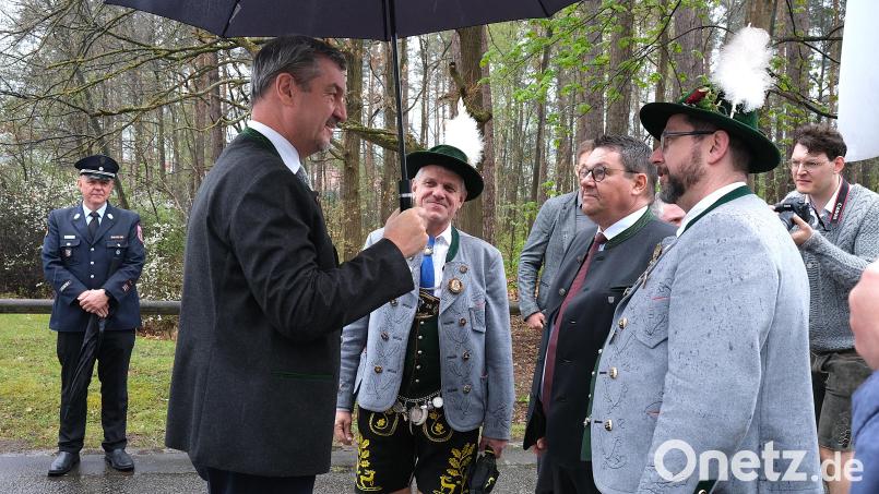 Gauvorstand Jürgen Hofmann, Bürgermeister Thomas Falter und Almenrausch-Vorsitzender Manfred Hermann (von rechts) hießen Ministerpräsidenten Markus Söder zum 100. Geburtstag des Trachtenvereins Almenrausch in Wackersdorf willkommen. Bild: Hirsch