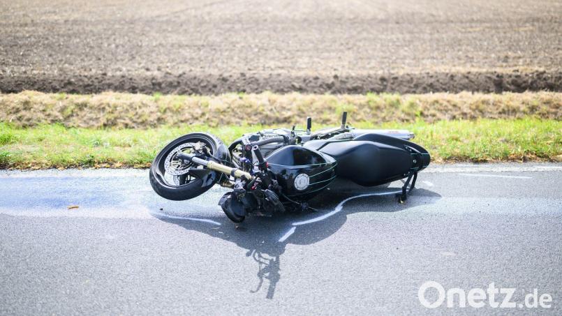 Der Motorradfahrer wurde beim Zusammenstoß über das Auto geschleudert. (Symbolbild) Bild: Julian Stratenschulte/dpa