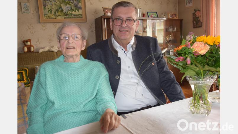 Im Herzen ist sie jung geblieben - Ihren 100. Geburtstag feierte in den vergangenen Tagen Ursula Krebs aus Greining. Der ältesten Bürgerin des Marktes Schmidmühlen gratulierte Bürgermeister Peter Braun für die Heimatgemeinde. Bild: bö