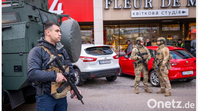 Nicht alle Polizisten schützten Zivilisten bei einer Schießerei in der ukrainischen Hauptstadt Kiew. (Archivbild) Bild: Dan Bashakov/AP/dpa